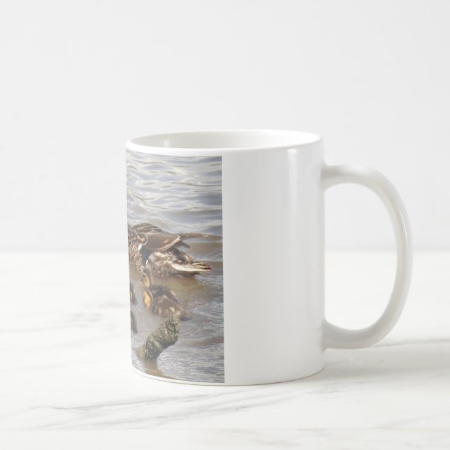 Caneca De Café Patos selvagens da mãe & do bebê no rio (Direita)