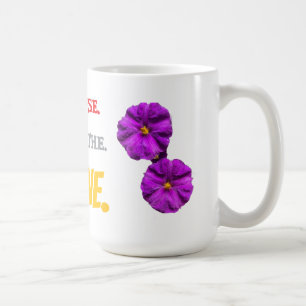 Caneca De Café PAUSE. RESPIRE. BRILHE. Flores Roxas de Beija-flor