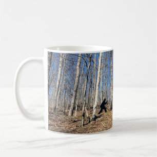 Caneca De Café Pé Grande Caminhando na Floresta