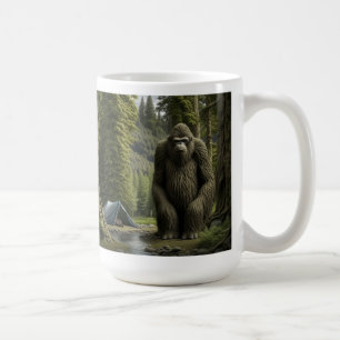 Caneca De Café Pé grande enorme sentado na floresta