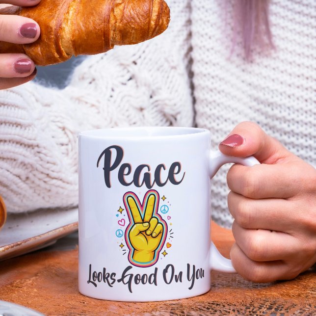 Caneca De Café Peace Looks Good on You – Positive Vibes Graphic (Criador carregado)