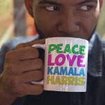 Caneca De Café Peace Love Kamala Harris Eleição Cuta<br><div class="desc">Bonita caneca de Kamala Harris para um democrata progressista que ama designs políticos coloridos e divertidos. Votem em Kamala para presidente nas eleições de 2024. Um design liberal divertido em cores brilhantes.</div>