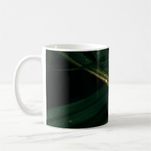 CANECA DE CAFÉ PEDAÇOS DE ÁGUA NA FOLHA VERDE