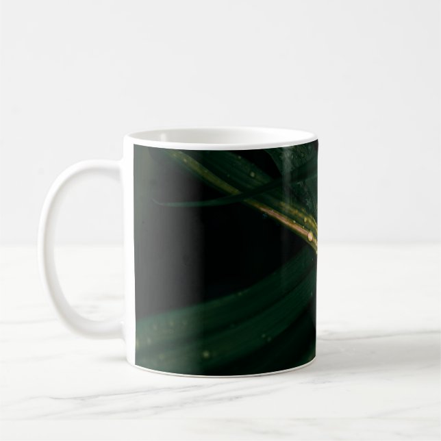 CANECA DE CAFÉ PEDAÇOS DE ÁGUA NA FOLHA VERDE (Esquerda)