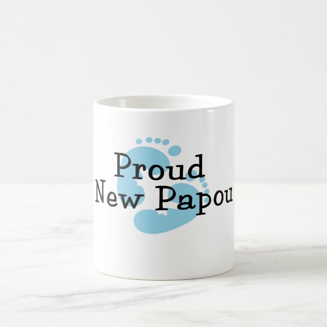 Caneca De Café Pegadas novas orgulhosas do bebé de Papou (Centro)