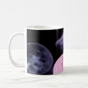 CANECA DE CAFÉ PEIXE BRANCO NA ÁGUA COM FUNDO PRETO