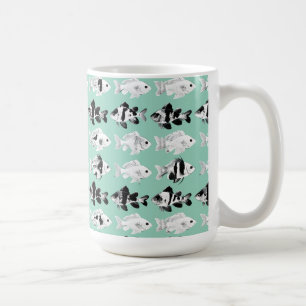 Caneca De Café Peixe preto e branco em fundo azul-turquesa