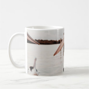 CANECA DE CAFÉ PELICAN BRANCO NO CORPO DE ÁGUA DURANTE O DIA