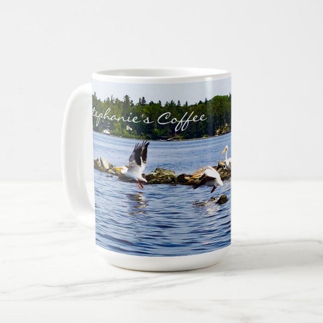Caneca De Café Pelicanos voando do lago Personalizado (Frente Esquerda)