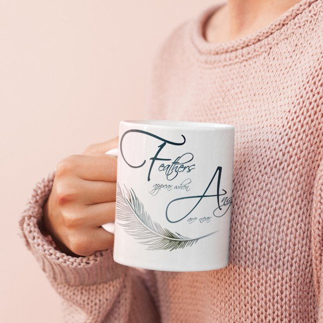 Caneca De Café Penas aparecem quando os anjos estão próximos (Criador carregado)