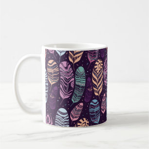 Caneca De Café Penas étnicas com um padrão uniforme.