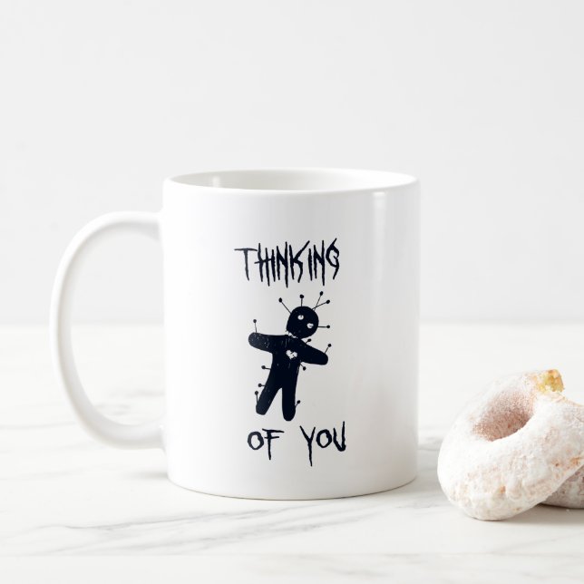 Caneca De Café Pensando em você - Dia de as Bruxas engraçado Doll (Com Donut)