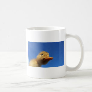 Caneca De Café pequenos patinhos em frente ao céu azul