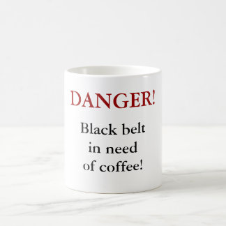 Caneca De Café PERIGO! Cinturão negro com necessidade do café!