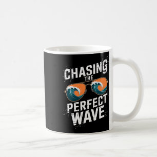 Caneca De Café Perseguindo a Onda Perfeita de Surfe - Aventura na