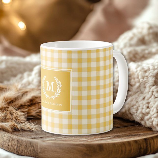Caneca De Café Personalização do Monograma de Gingham Amarelo (Yellow Gingham Monogram Crest Custom Coffee Mug)