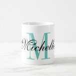 Caneca de café personalizada do monograma do nome<br><div class="desc">Projete sua própria caneca conhecida personalizada do monograma. Design monogrammed bonito da caneca de café. Aniversário bonito da tipografia ou ideia do presente do favor do casamento para homens, mulheres, miúdos, amigos e família. Tipografia elegante à moda do roteiro. Cor feita sob encomenda para a letra inicial conhecida. azul e...</div>