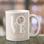 Caneca De Café Personalizado Amo-Te Dia de os pais Fotográfico De<br><div class="desc">Essa Mug Fotográfica do We Love You Pai é decorada com a palavra LOVE em tipografia branca em fundo bege. Facilmente personalizável com sua foto e seu nome. Faz um presente de Dia de os pais excelente.</div>