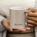 Caneca De Café "Personalizado monograma bege personalizado<br><div class="desc">Ponha no estilo com esta caneca monográfica bege personalizada, projetada para adicionar um toque de elegância ao seu ritual matinal de café ou chá. Apresentando um design de monograma minimalista em um fundo bege suave, esta caneca é totalmente personalizável com suas iniciais ou nome. Feito de cerâmica durável, é perfeito...</div>