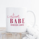 Caneca De Café Personalizar Babe Engraçado Dizendo Nome Personali<br><div class="desc">Personalizado Babe Funny Say Personalised Name apresenta um simples design com o texto "bebê personalizado" na tipografia de script de caligrafia rosa moderna e personalizado com seu nome. Perfeito para um presente divertido para a mãe, melhores amigos, namorada, para o aniversário, Natal, feriados, Dia de as mães e muito mais....</div>