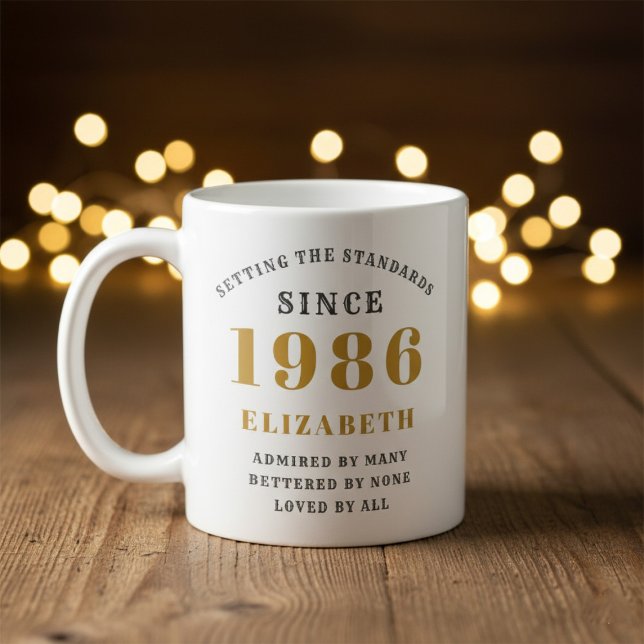 Caneca De Café Personalized 40th Birthday 1986 Add Name Elegant (Born 1986 birthday mug. Out of focus wood and lights background.)