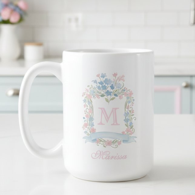 Caneca De Café Personalized Floral Crest Mug (pretty preppy grandmillennial vintage mug with family crest monogram script calligraphy typography)