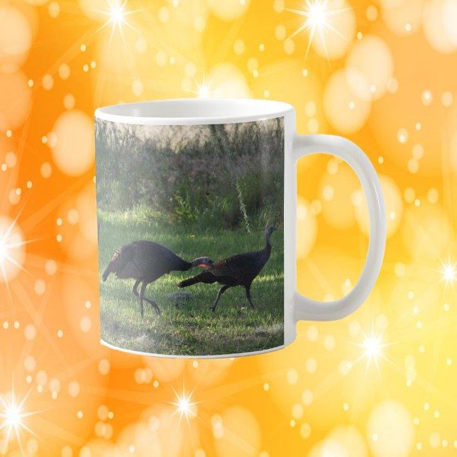 Caneca De Café Perus Selvagens na Foto Grass (A mug with a photograph of a group of wild turkeys enjoying some grass.)
