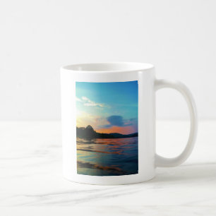 Caneca De Café Pêssego e Sunset Azul no lago de montanha