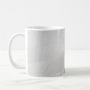 CANECA DE CAFÉ PESSOA ENTRANDO NA PORTA DE CONSTRUÇÃO DE CINZAS