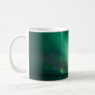 CANECA DE CAFÉ PESSOA NA FRENTE DA LUZ AURORA