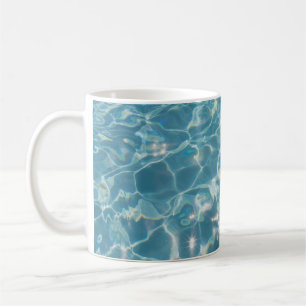 Caneca De Café Pessoa na piscina de natação
