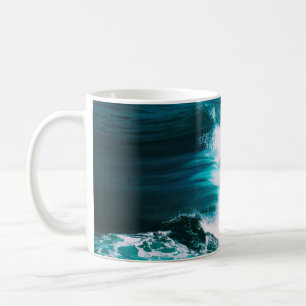 CANECA DE CAFÉ PESSOA NO BORDO COM ONDAS OCEANAS
