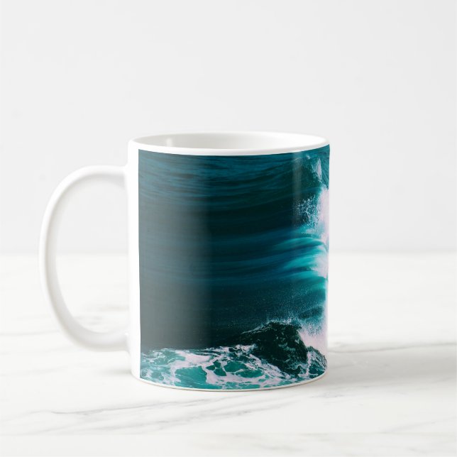 Caneca De Café Pessoa no surfboard com ondas oceânicas (Esquerda)
