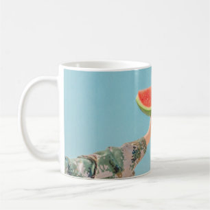 Caneca De Café Pessoa que segura melancia fatiada