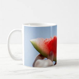 Caneca De Café Pessoa que segura melancia fatiada