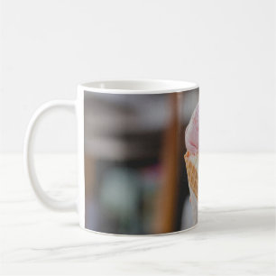 Caneca De Café Pessoa que segura sorvete de morango
