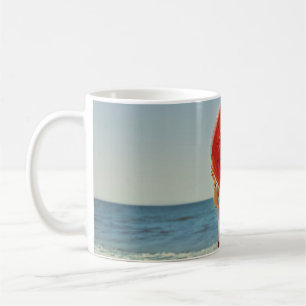 Caneca De Café Pessoa que segura um anel inflável de melancia