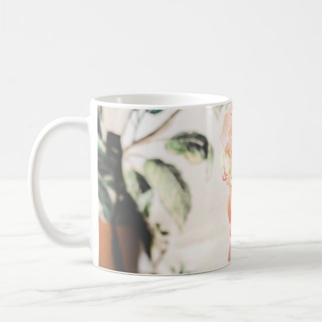 Caneca De Café Pessoa que segura um cone de sorvete com três sabo (Esquerda)