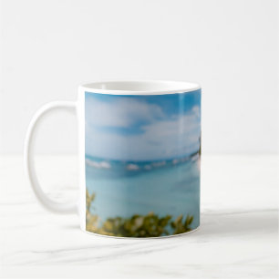 Caneca De Café Pessoa segurando jarro de pedreiro cheio de suco e