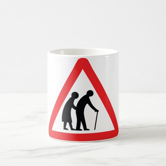 Caneca De Café Pessoas adultas do CUIDADO - sinal de tráfego (Centro)