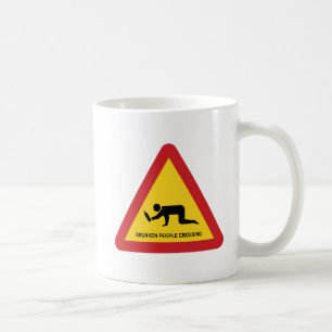 CANECA DE CAFÉ PESSOAS BÊBEDOS QUE CRUZAM O SINAL DE TRÁFEGO