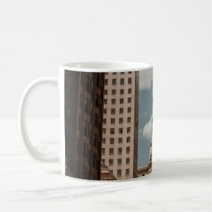 CANECA DE CAFÉ PESSOAS CAMINHANDO NA RUA PERTO DE EDIFÍCIOS DE A