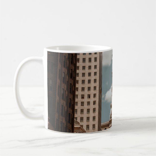 CANECA DE CAFÉ PESSOAS CAMINHANDO NA RUA PERTO DE EDIFÍCIOS DE AL (Esquerda)