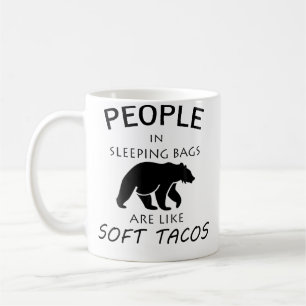 Caneca De Café Pessoas em Sacos-Cama São Como Tacos Macios Acampa