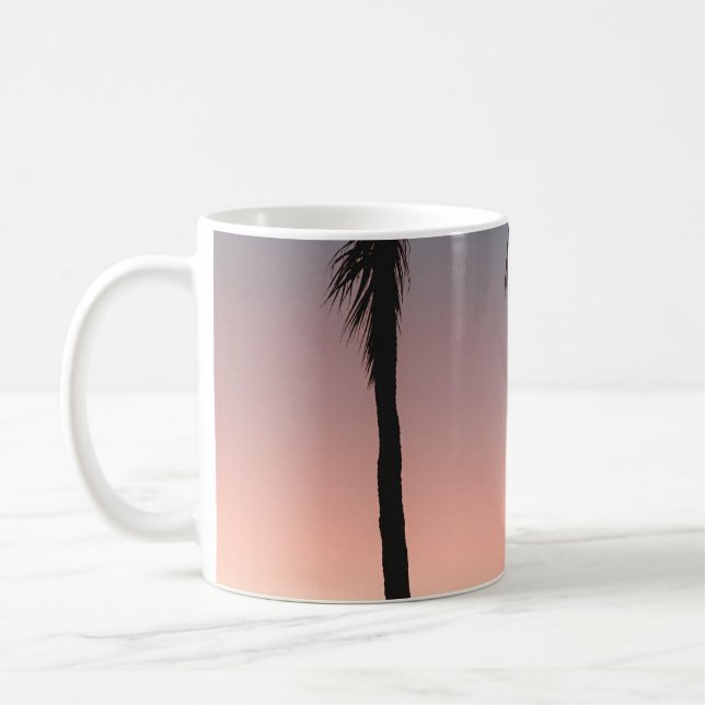 Caneca De Café Pessoas na praia perto do mar (Esquerda)