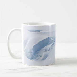 CANECA DE CAFÉ PESSOAS NO SOLO COBERTO PELA NEVE DURANTE O DIA
