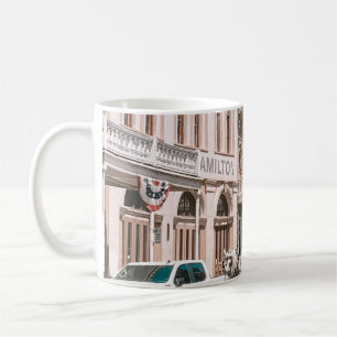 CANECA DE CAFÉ PESSOAS PASSANDO PELA RUA PERTO DE CARROS E EDIFÍ