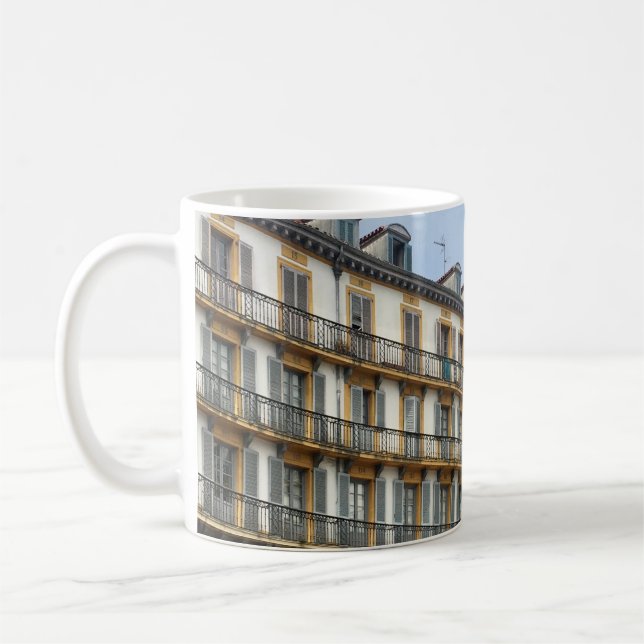 CANECA DE CAFÉ PESSOAS QUE ANDAM PERTO DA CONSTRUÇÃO CONCRETA DE  (Esquerda)