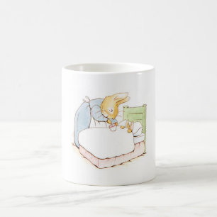 Caneca De Café Peter Rabbit na cama (sendo alimentado pela mãe)