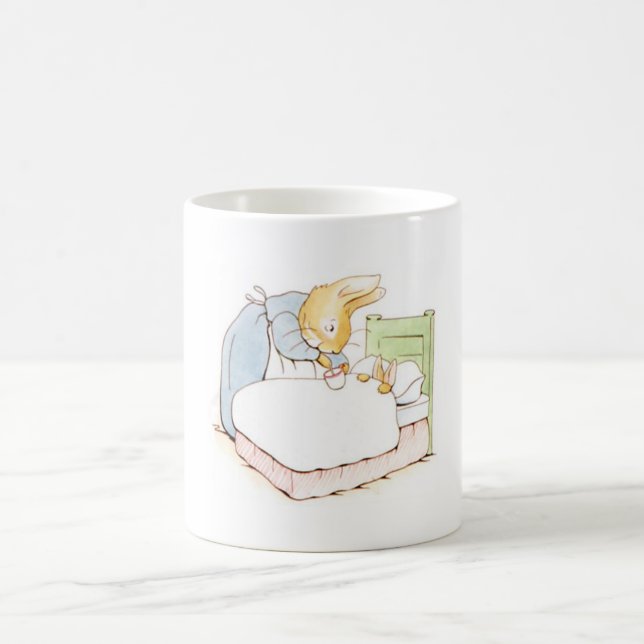 Caneca De Café Peter Rabbit na cama (sendo alimentado pela mãe) (Centro)